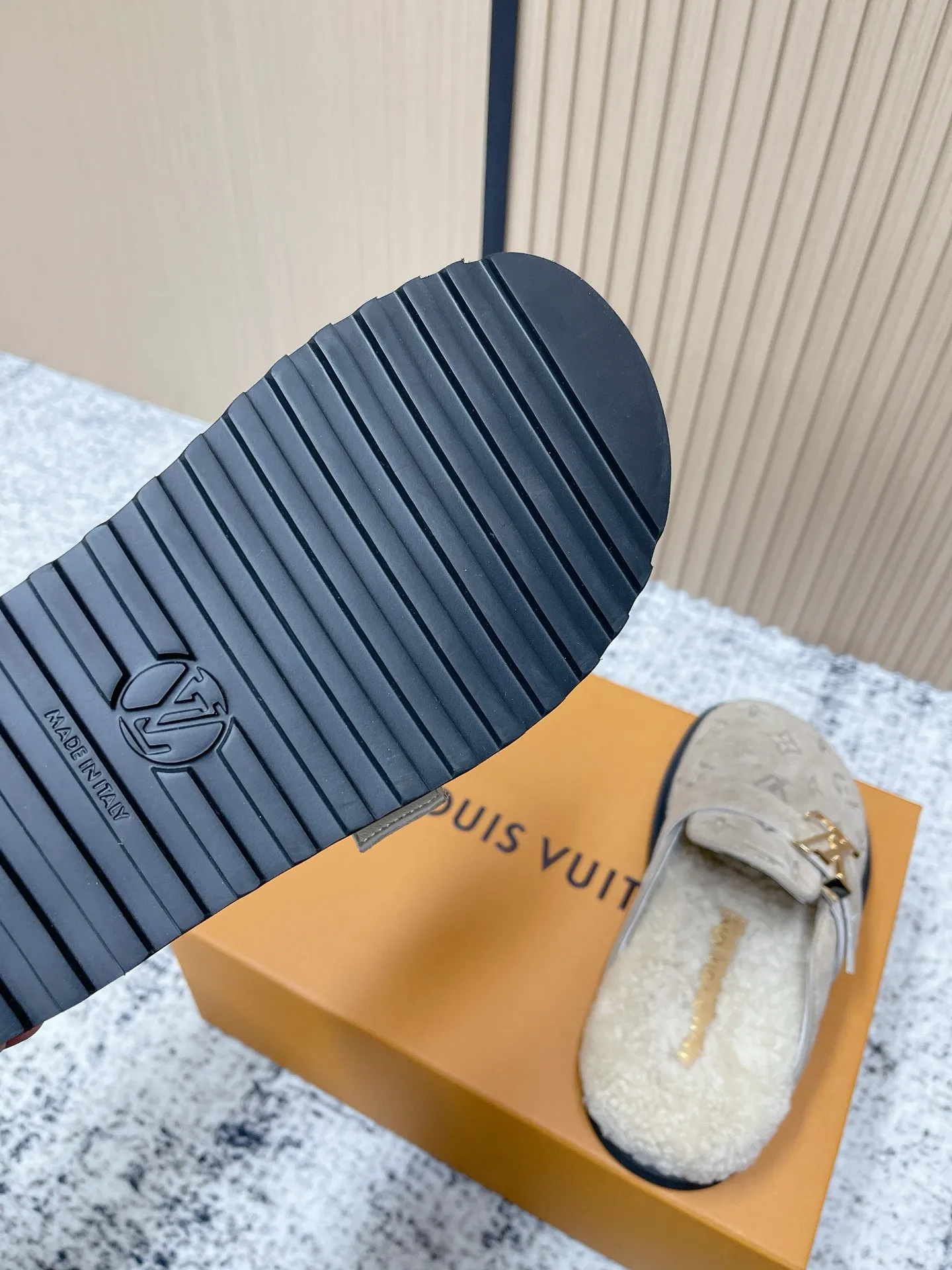 [L Home] P: 500💰 Size: 35-46 (female 40.41, male 45 46 custom-made) Top version Louis vuitton Lv top version LV couple's wool slippers New couple's Birkenstock slippers Cute and loveable, the foot feel is not too good Simple and high-end Sling-hee design Ready to wear and go Good news for lazy people Upper imported cowhide/imported old floral cloth Original hardware buckle, original molded high-density foam outsole Fabric: Yangjing/classic jacquard fabric Lining: imported wool lining Sole: original foam combination sole Size: 35-46 (female 40.41, male 45 46 customized)